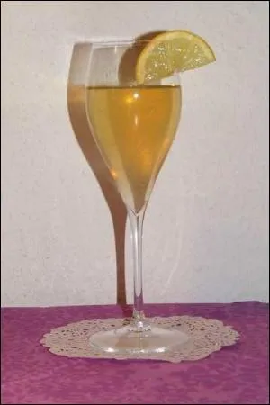 Nous avons bien mrit un petit cocktail pour clore ce quiz, compos de champagne d'eau de Seltz et de citron vert :