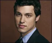 Comment s'appelle l'acteur qui joue le psychologue,  Lance Sweets  ?