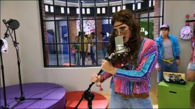 Quel est le premier look que porte Camilla dans le premier pisode de la saison 1 ?