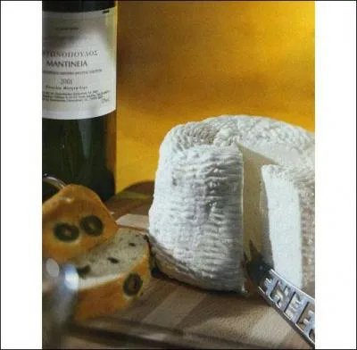 Comment s'appelle ce fromage grec  base de lait de brebis et de forme cylindrique ?