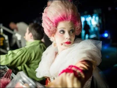 Je suis une fille, je suis du nord, Merwan et Nuno sont mes amis, j'ai chant devant Dove dans un restaurant. Qui suis-Je ?