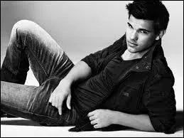 Qui dit : < Souhaites-tu que je t'appelle   matre  comme des sycophantes soldats ? > ?