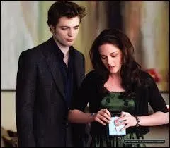 Qui attrape Bella par les paules pour la jeter contre un adversaire lors de la bataille des Cullen et des Volturi ?