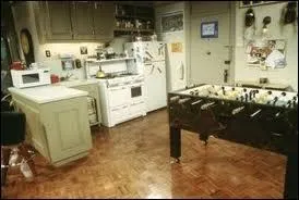 Au dbut de la srie, qui habite dans cet appartement ?