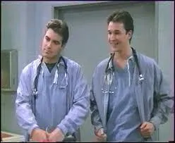 On peut voir ces deux hommes aussi bien dans  Friends  que dans  Urgences .