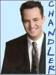 Chandler a des lunettes pendant la saison 6.