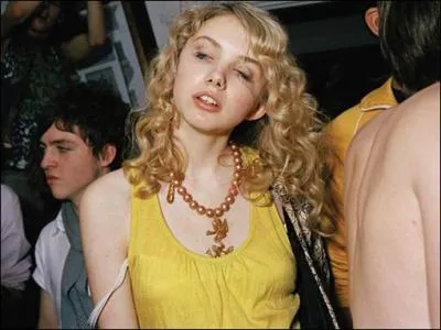 Quelle affirmation ne concerne t-elle pas Cassie, apparue dans 3 saisons de Skins ?