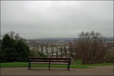 Quelle ville du Royaume-Uni est-elle le cadre des premires saisons de Skins ?