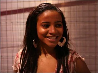 Pour quel instrument de musique Jal se passionne t-elle ?