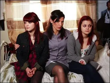 Quel est le nom de famille des jumelles Katie et Emily ?