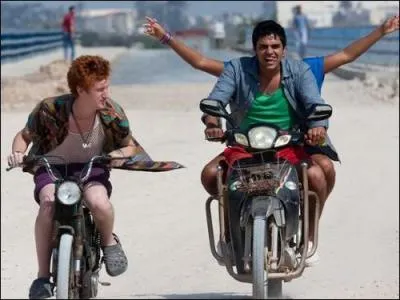 Dans quel pays les personnages principaux de Skins partent-ils en vacances au dbut de la saison 6 ?