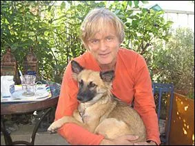  quel chanteur Michel Drucker a-t-il offert Chance, un chien qu'il a sauv  La Runion, o il devait servir d'appt pour la pche aux requins ?