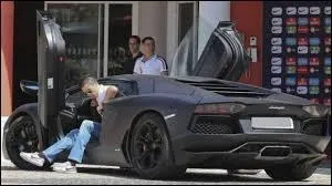 Cette Lamborghini appartient  Cristiano Ronaldo. Quel est le nom du modle ?