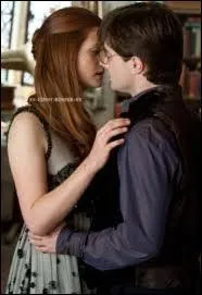 Dans le 7 partie 1, que demande Ginny  Harry avant qu'ils ne s'embrassent ?