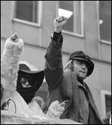 Quel clbre chanteur, fervent militant contre de la guerre du Vietnam , a affich publiquement ses sympathies pour les Black Panthers ?