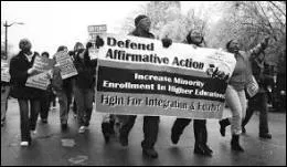 Comment appelle-t-on en France les mesures prises aux Etats-Unis, visant  avantager des groupes de populations dfavorises en imposant des quotas (Affirmative Action) ?