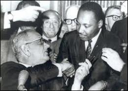 Sa lutte finit par aboutir. Quel président signe le  Civil Rights Act  en 1964 qui déclare illégale la discrimination reposant sur la race, la couleur, la religion, le sexe, ou l'origine nationale ?