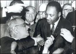 Sa lutte finit par aboutir. Quel prsident signe le  Civil Rights Act  en 1964 qui dclare illgale la discrimination reposant sur la race, la couleur, la religion, le sexe, ou l'origine nationale ?