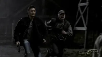 Qui est la personnne au ct de Dean?