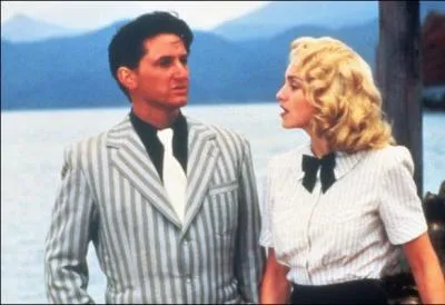 Le 16 aot 1985, jour de ses 27 ans, Madonna dit oui  Sean Penn. Cet vnement rock incite de nombreux paparazzis  survoler les lieux de la fte en hlicoptre. Fou de rage, le mari court crire sur le sable ...