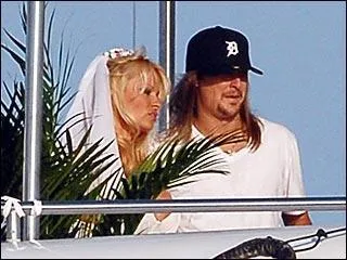 L'eau, Pamela Andersen adore. Pas tonnant donc que le 29 juillet 2006, la sirne d' Alerte  Malibu  pouse Kid Rock  bord ...