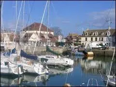 Je me rends � Courseulles-sur-Mer (Calvados). Cette commune se situe en r�gion ...
