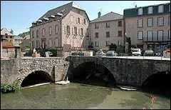 Nous passons sur ce pont situ� � La Canourgue (Loz�re). Quelle est, d'apr�s vous, la bonne r�ponse ?