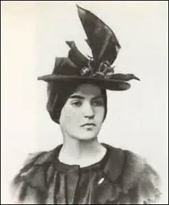 Je suis ne le 23 septembre 1865  Bessines-sur-Gartempes (Haute-Vienne) et dcde le 07 avril 1938  Paris. Artiste-peintre et modle, ma peinture reprsente surtout des natures mortes, des bouquets et des paysages. Mre du peintre Maurice Utrillo, on me doit des uvres comme  Les lanceurs de filets  (1914) ou  Nu  la couverture  (1922). Qui suis-je ?
