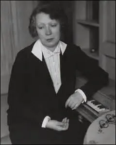 Je suis ne le 31 octobre 1883  Paris et dcde d'un arrt cardiaque le 08 juin 1956 dans la mme ville. Peintre figuratif, portraitiste, illustratrice et graveuse, je compose aussi de nombreux pomes en vers libres. On me doit des uvres comme  Fleurs dans un vase  (1906) ou  Diane  la chasse  (1908). Qui suis-je ?