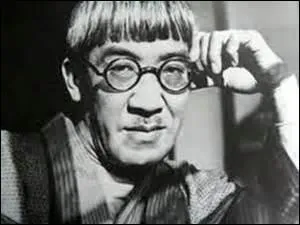 N le 27 novembre 1886  Tokyo (Japon) et dcd le 29 janvier 1968 d'un cancer  Zurich (Suisse). Artiste complet : peintre, dessinateur, graveur, illustrateur, cramiste, photographe, cinaste et crateur de mode, j'obtiens la nationalit franaise en 1955. Je repose  Reims dans la  chapelle Notre-Dame-de-la-Paix  que j'ai imagine et peinte  la fin de ma vie. Je me nomme :