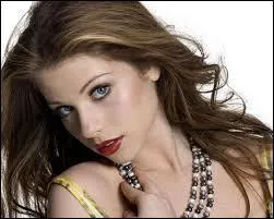 Pour qui Georgina se fait-elle passer auprs de Dan dans la saison 1 ?