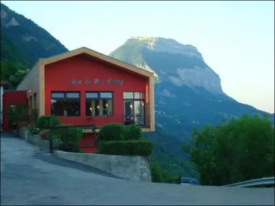 Le restaurant du "Pèr'Gras" est situé au sommet du téléphérique de la Bastille (devenu télécabine), où se trouve-t-il ?