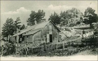 Le Père Tasse s'installa en 1863 dans un chalet dont il fit un "refuge pour montagnards" où il vécut 22 ans. La légende raconte qu'il partit car il fut délogé par un ours. Son lieu d'habitation est devenu une station célèbre pour avoir accueilli les disciplines alpines des J. O. en 1968 :