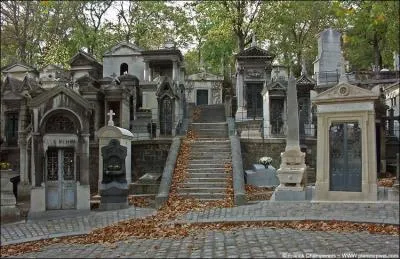 Dans quel arrondissement parisien est situé le cimetière du Père Lachaise ?