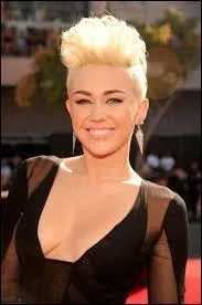 Cette magnifique chanteuse  la coupe super djante s'appelle ...