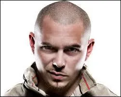 Ce chanteur est le plus connu aux tats-Unis. Il chante avec divers chanteurs. Comment s'appelle-t-il ?