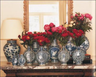 L'ide dcorative ici est d'utiliser un volume de vases de mme style, et de les doter de bouquets de fleurs identiques, qui sont ici des... ?