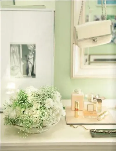 Ce qui donne sa grande finesse et sa douceur  ce bouquet, ce sont ces minuscules fleurs blanches, qu'on appelle... ?