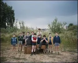 Moi, c'est Nicolas. J'ai huit ans, et j'aimerais bien vous raconter ma vie. Il y a mes copains, il y a l'cole, et il y a ceux que j'aime le plus au monde : maman et papa. Ma vie, elle est chouette, et je veux surtout pas qu'elle change ...