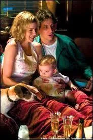 Ce bb, dot de pouvoirs incroyables comme celui de grimper aux murs, soulever des meubles ou pratiquer le kung-fu, va leur en faire voir de toutes les couleurs ...