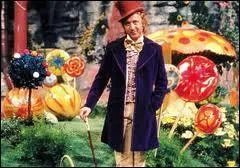 WIlly Wonka a cach 5 tickets d'or dans ses tablettes. Il les vend aux 4 coins du globe. Les 5 personnes qui auront trouv les tickets d'or auront le droit d'entrer dans sa fabrique de chocolat ...