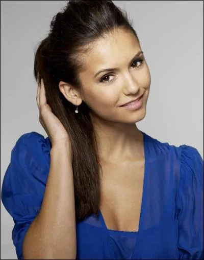 Combien de rles joue Nina Dobrev ?