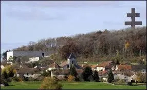 Vois voyez la Croix de Lorraine avec au pied le village de Colombey-les-Deux-Eglises (rgion Champagne-Ardenne). La commune se situe dans le dpartement ...