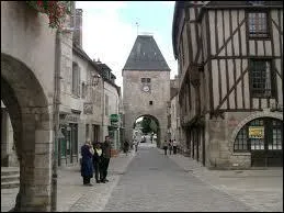 Je vais vous faire visiter le village de Noyers-sur-Serein (rgion Bourgogne), class parmi les Plus Beaux Villages de France. Le village se situe dans le dpartement ...