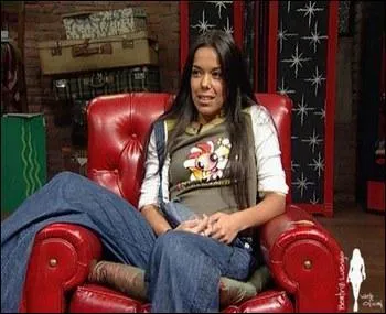 Dans quel pice se trouve le fauteuil dans lequel est assise Lola ?