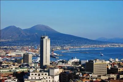 Quelle est cette ville, localise au pied d'un important volcan toujours en activit ?