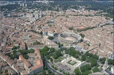 Quelle est cette ville europenne dont les arnes romaines ont fait la renomme ?