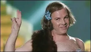 Qui chantait : 
''C'est toi ma p'tit' folie / Toi ma p'tit' folie / Mon p'tit grain de fantaisie''