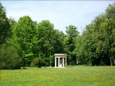 Au XVIIIme sicle, un nouvel art du paysage se dveloppe.  L'escarpolette  se situe dans un jardin ...