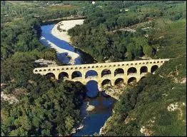 Le pont du Gard fait partie de l'aqueduc romain qui conduisait l'eau d'Uzs  ...